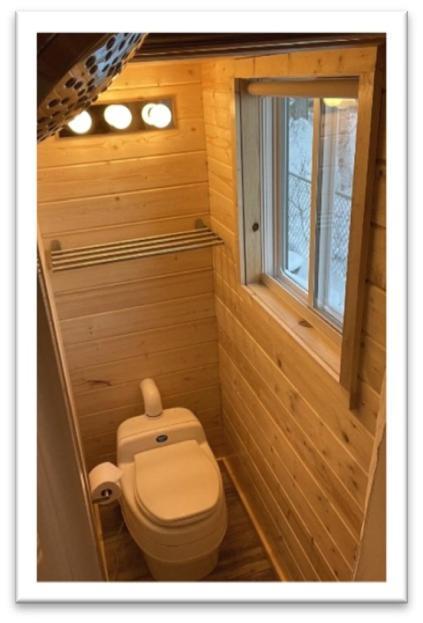 Our Cabin Bed & Breakfast イエローナイフ エクステリア 写真
