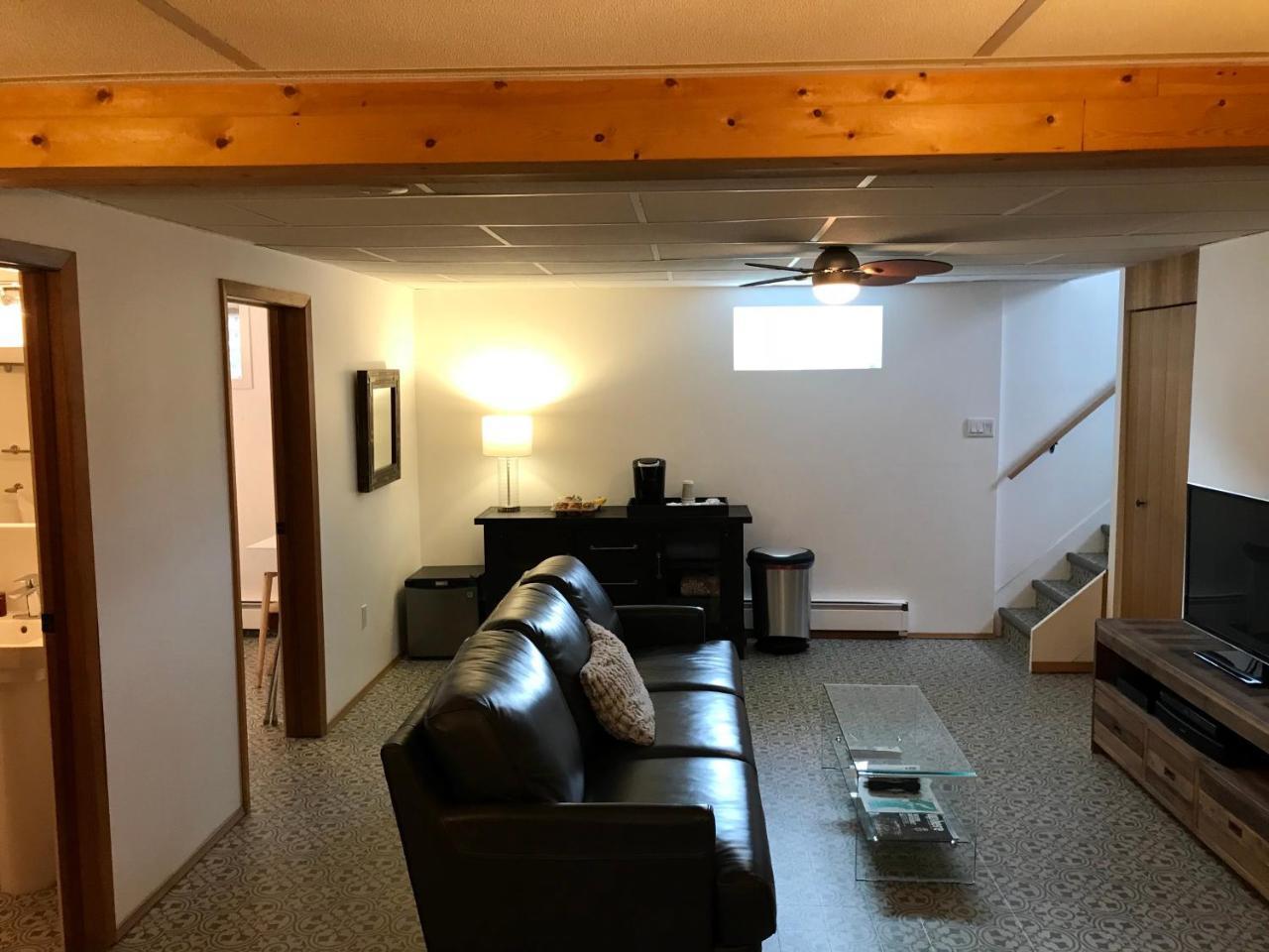 Our Cabin Bed & Breakfast イエローナイフ エクステリア 写真